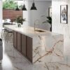 Dekton Awake Foto de grifo y fregadero dorado en una isla