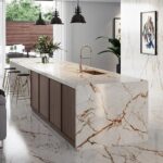 Dekton Awake Foto de grifo y fregadero dorado en una isla