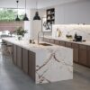 Combinación de madera y encimera de porcelánico Dekton Awake