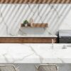Combinación de madera y encimera de porcelánico Dekton Daze exteriores