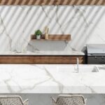 Combinación de madera y encimera de porcelánico Dekton Daze exteriores