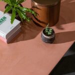 Dekton Umber tope de mesa en el jardin