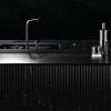 cocina negra con encimera Compac Volcano Dark