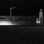cocina negra con encimera Compac Volcano Dark