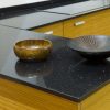 encimera en cocina moderna Compac Astral Azabache