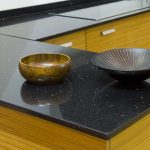 encimera en cocina moderna Compac Astral Azabache