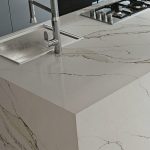 encimera de cuarzo Compac Unique Calacatta Gold pulida