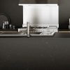 encimera de cocina revestida con Compac Volcano Dark Glacé