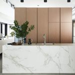 isla de cocina envuelta en Dekton Aura