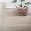 escalera interna revestida en mármol Crema Marfil