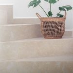 escalera interna revestida en mármol Crema Marfil