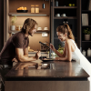 cocina con una pareja apoyada en la encimera Naturamia Amarula