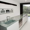 isla en cocina blanca de Naturamia Aquabella