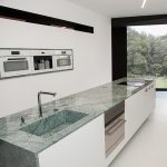 isla en cocina blanca de Naturamia Aquabella