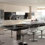 cocina moderna revestida con Sensa Black Beauty