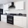 cocina blanca con granito Sensa Black Beauty