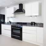 cocina blanca con granito Sensa Black Beauty
