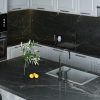 isla de cocina blanca con encimera Sensa Silver Grey