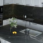 isla de cocina blanca con encimera Sensa Silver Grey
