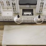 cocina blanca con isla de Sensa Taj Mahal