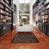 sala de estar con baldosas de suelo de mármol Rojo Alicante