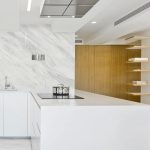cocina blanca con Techlam Basic Ice