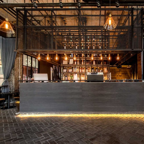 foto de un Bar con una Barra de porcelánico color negro