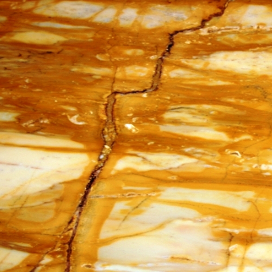 Primer plano del Mármol Giallo Siena