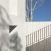 un exterior con frente y paredes en Dekton Trevi