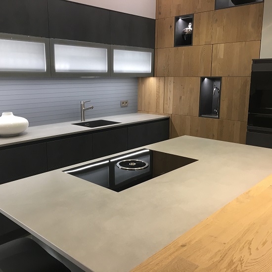 una cocina con isla Sapienstone Urban Argento