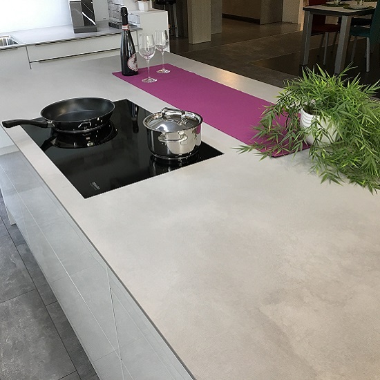 una encimera Sapienstone Urban Argento con una olla