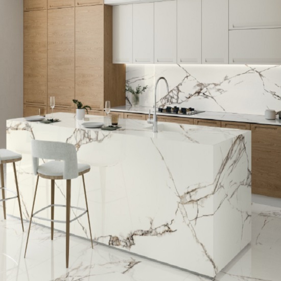 isla con cascada y encimeras de cocina Coverlam Iceberg