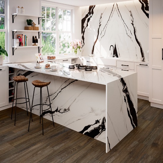 cocina Coverlam Panda en una cocina con muebles blancos