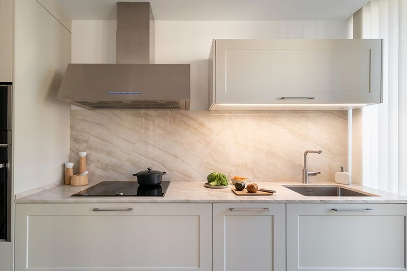 Encimera de cuarcita Naturamia Perla Venata en una cocina moderna con tonos ivory suave y venas arena luminosas, resistente y armónica para reformas premium.