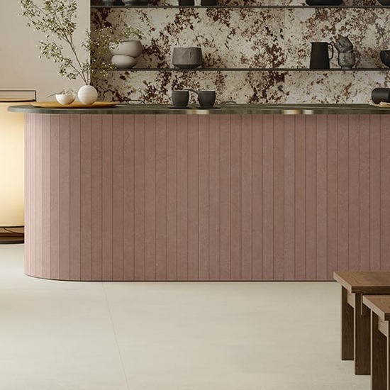 una cocina con encimeras Sapienstone Balance Marsala Red