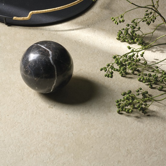 primer plano de una encimera de cocina Sapienstone Luna Limestone