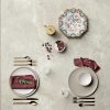 un tope de mesa Sapienstone Platinum White con cubiertos y platos