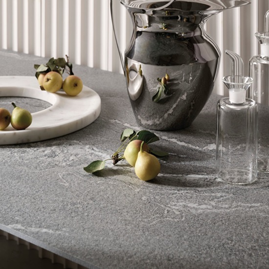 una isla de cocina Sapienstone Quartzite Vals