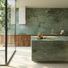 una cocina moderna con encimeras Sensa Itara y muebles de madera