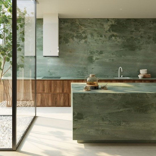 una cocina moderna con encimeras Sensa Itara y muebles de madera