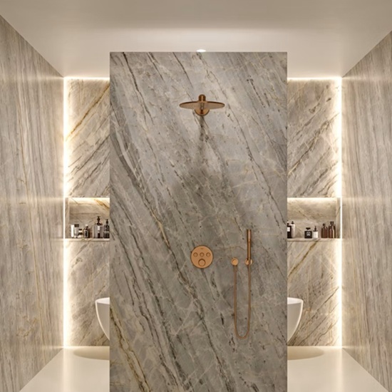 un baño con el lavabo, las paredes y la ducha en Sensa Marau