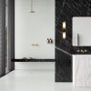 un baño con encimera Sensa Oihana y revestimiento de pared haciendo juego
