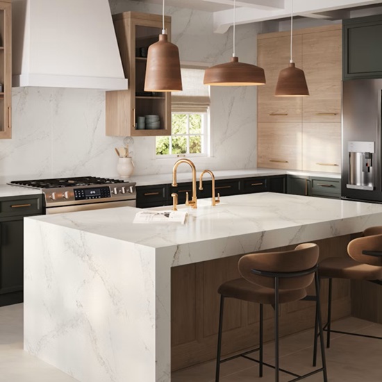 una cocina blanca con encimeras de cuarzo Silestone Bronze Rivers