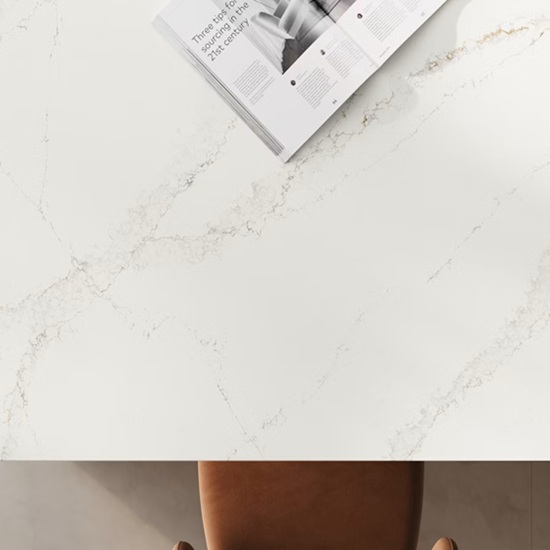 primer plano de una encimera Silestone Bronze Rivers con una revista