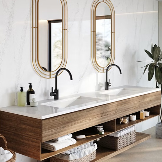 un lavabo en cuarzo Silestone Bronze Rivers en un baño blanco