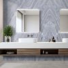 un baño con superficies baño