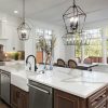una isla con Equs Statuario en una cocina contemporanea