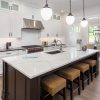 una encimera Equs Statuario zero en una cocina blanca