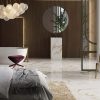 lavabo Xtone Calacatta Gold y baldosas haciendo juego en un baño