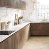encimera Xtone Calacatta Gold en una cocina blanca con muebles de madera